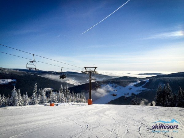 horno skiareal bajo la nieve