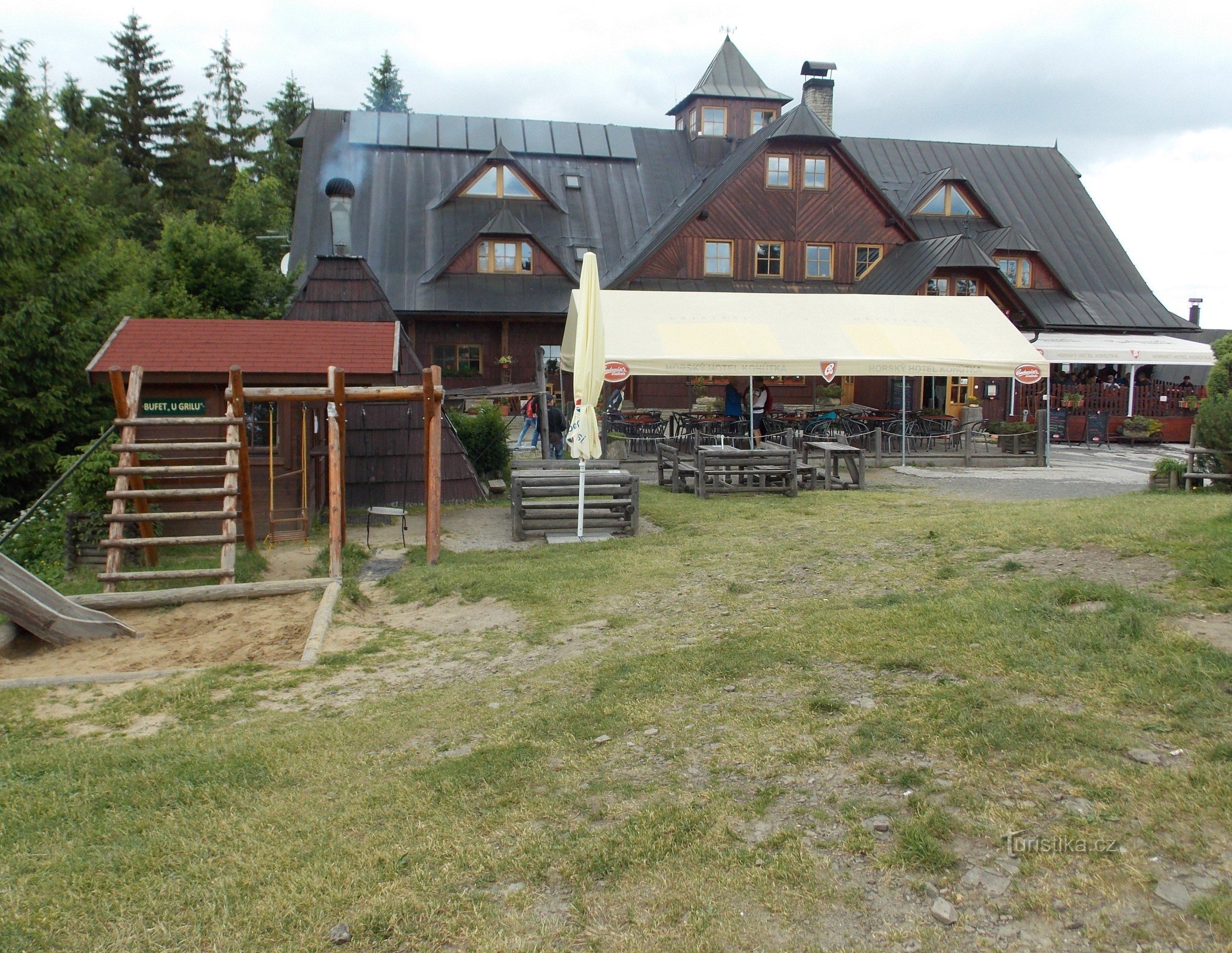 Ski buffet Kurník s terasom koja gleda na Kohútku
