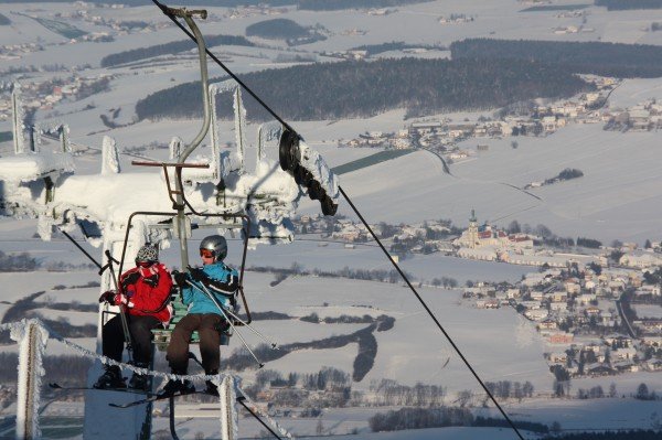 Skifahrer über Neukirchen b. Hl. Μπλουτ