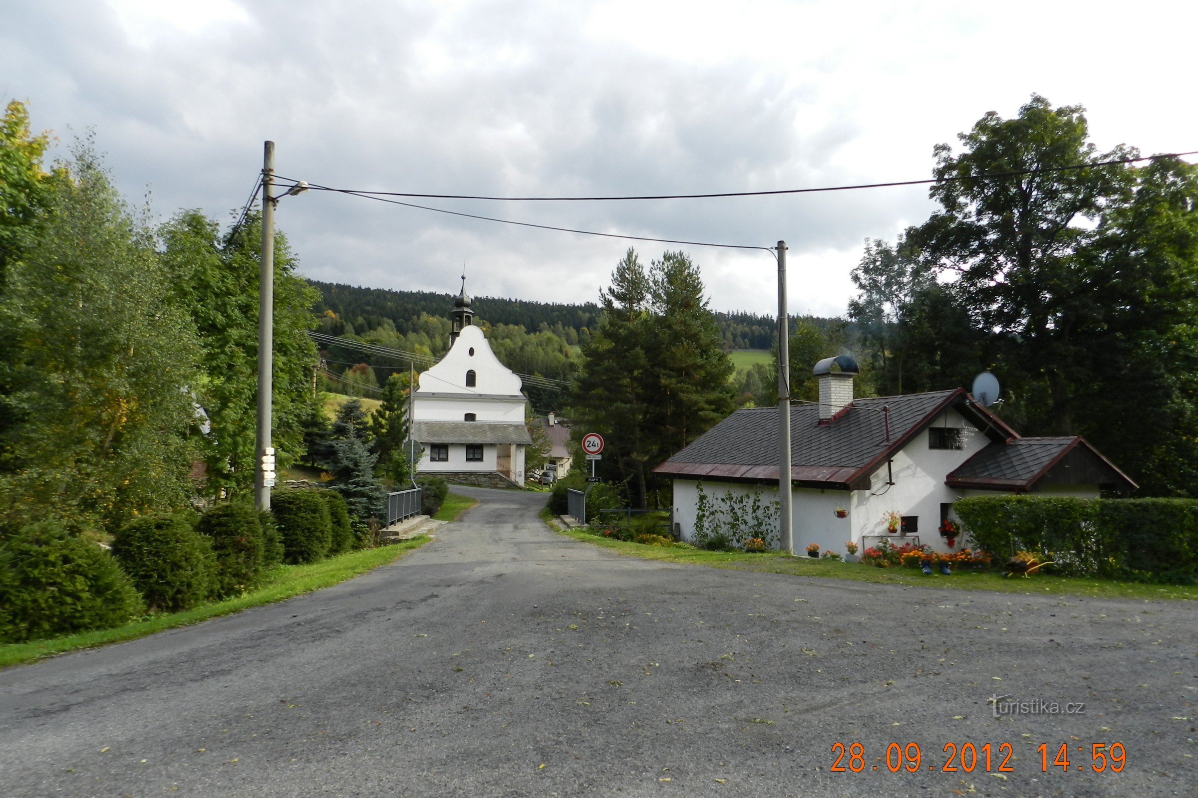 Glazen watervallen van de rivier de Malá Morava, ook met kleinere kinderen