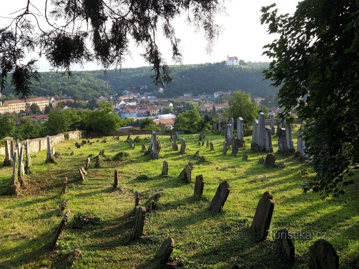 Šibeniční vrch の下の地下室または展望塔