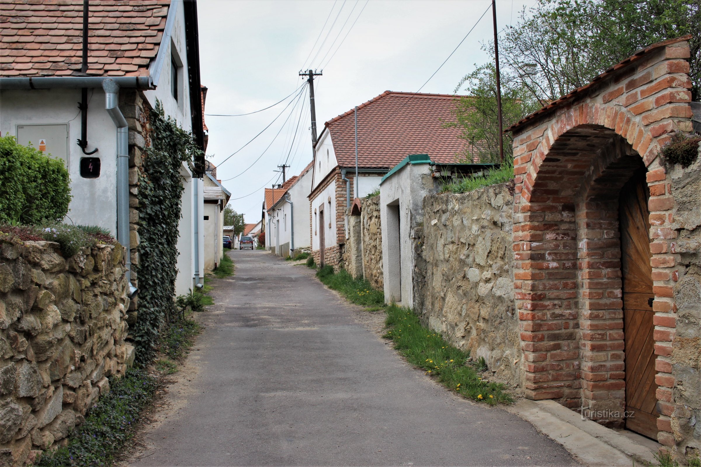 Rua da adega em Hnanice