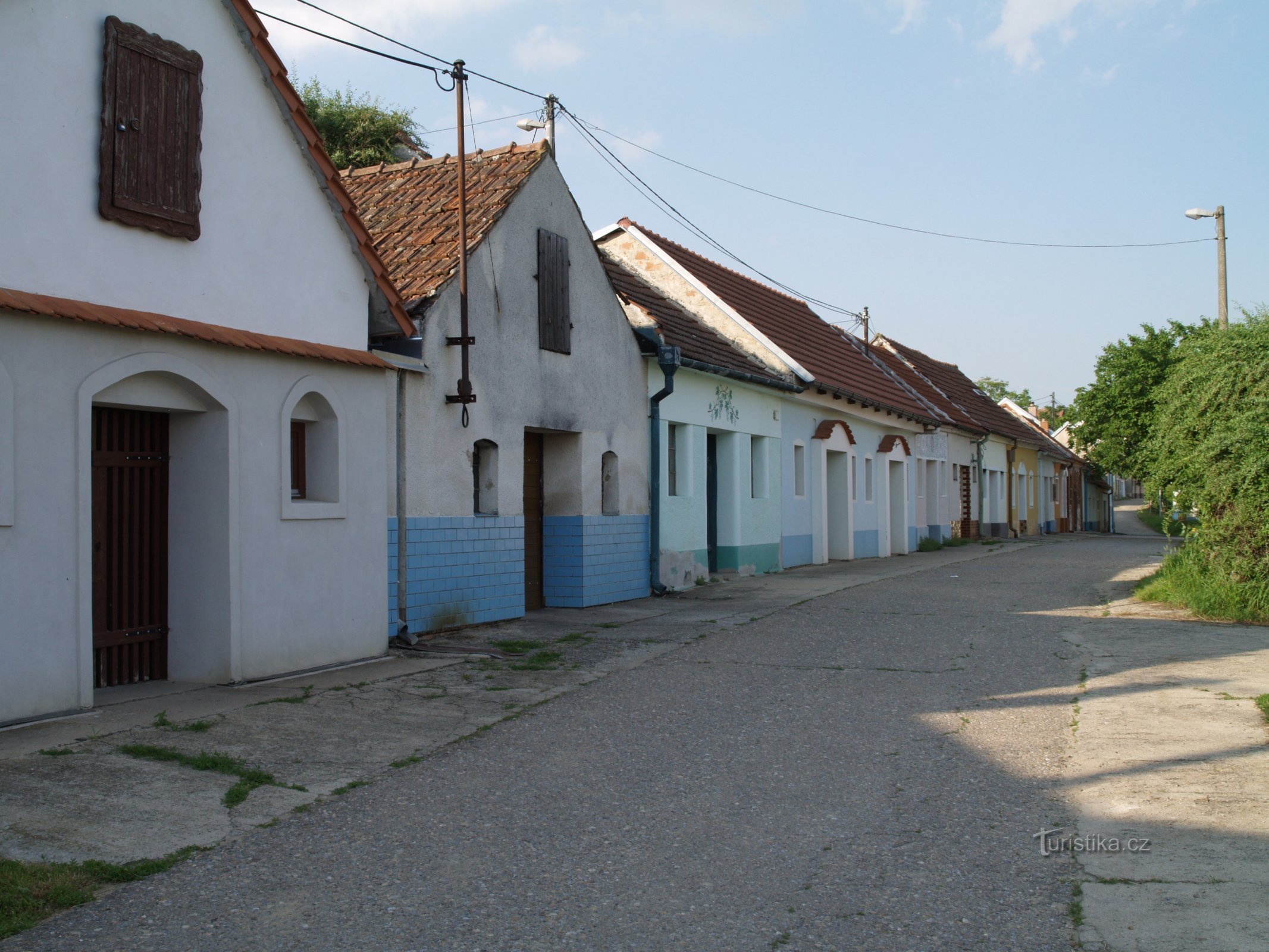 Алея підвалів Під Кравою горою, Боржетице