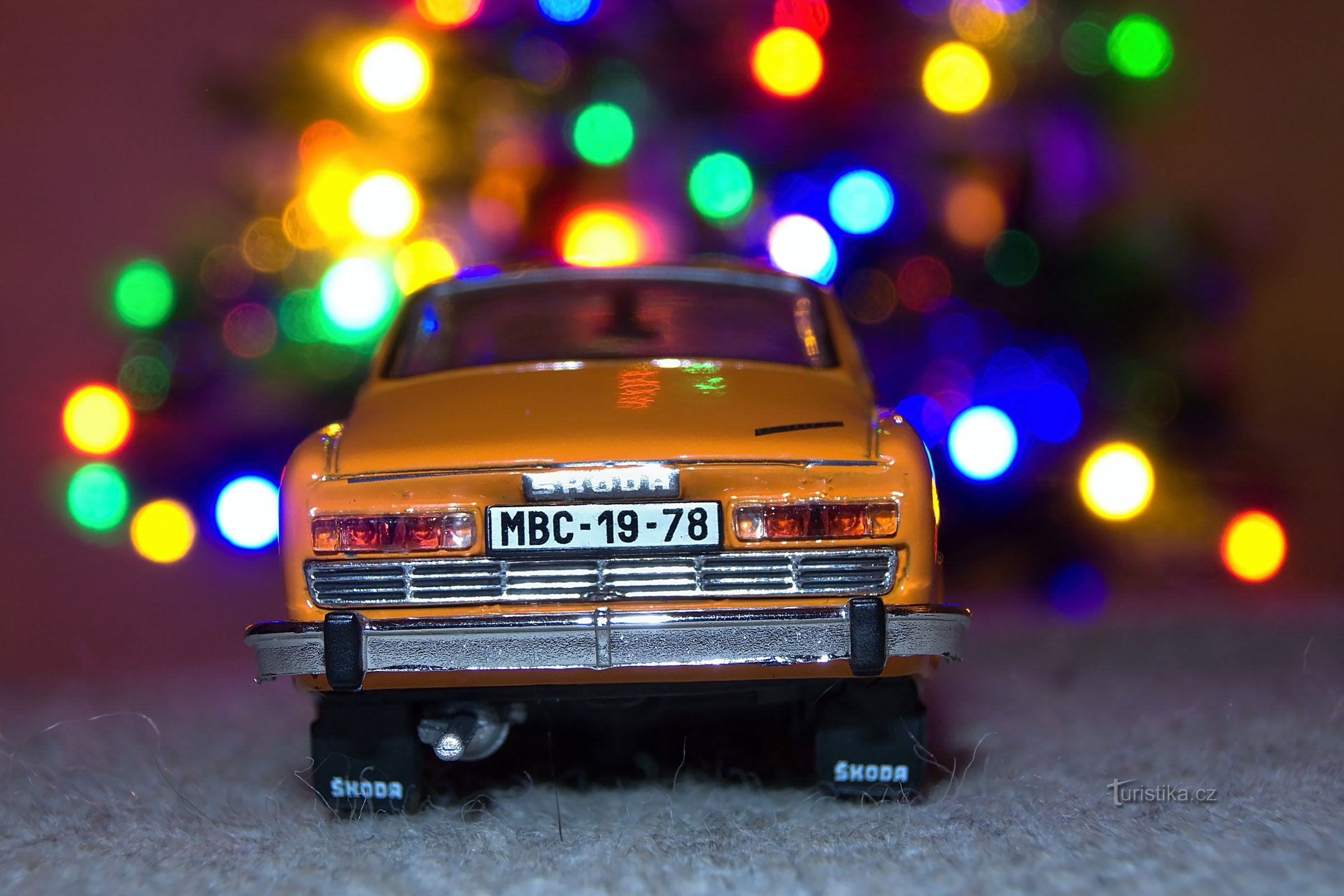 斯柯达 110R 在圣诞树旁的凳子上。