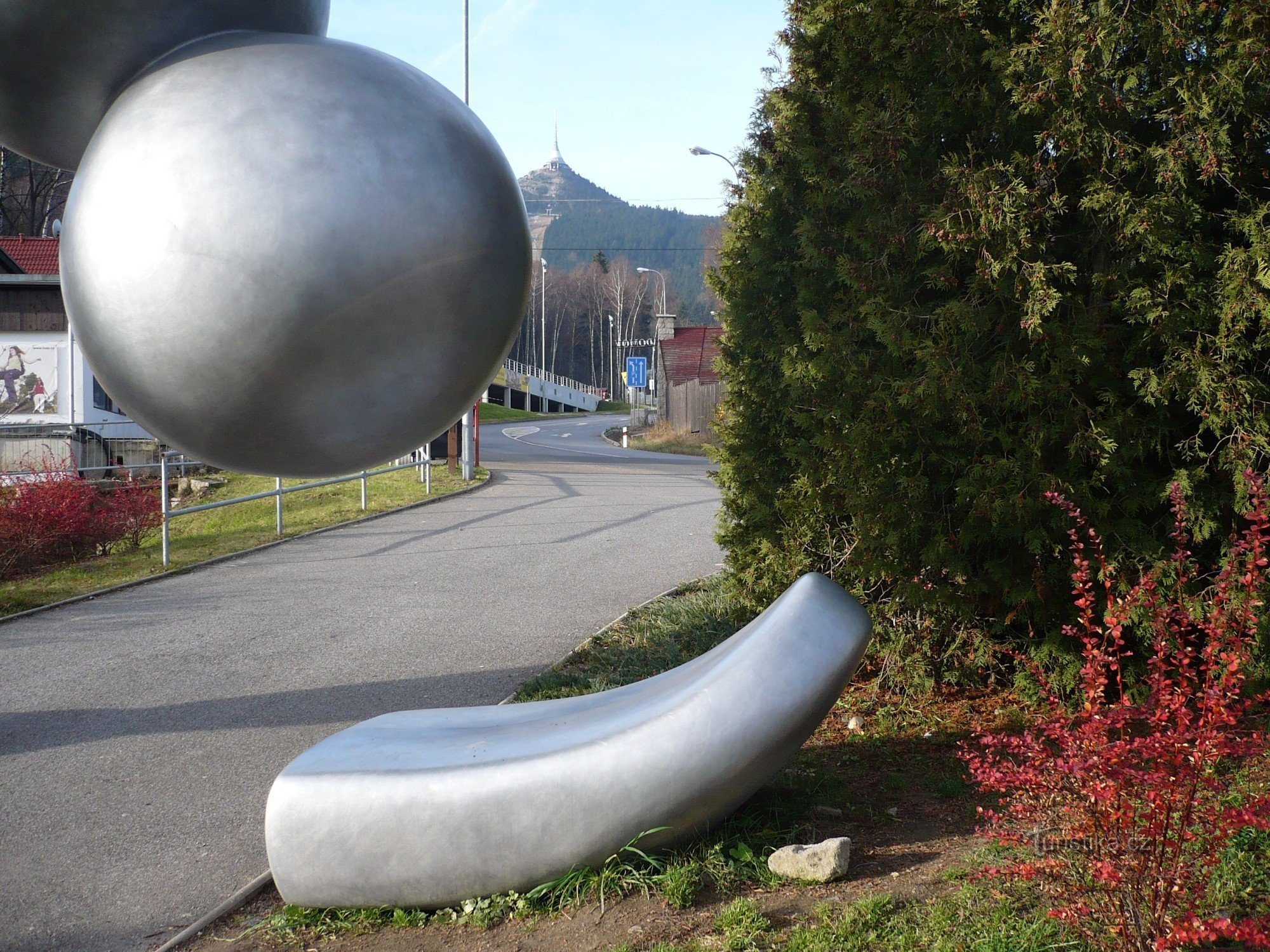 Jumper à l'entrée du complexe sportif de Ještěd