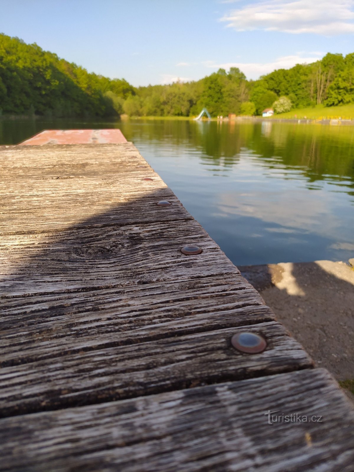 Springbrug, waterglijbaan, waterfietsen, kiezelstrand...