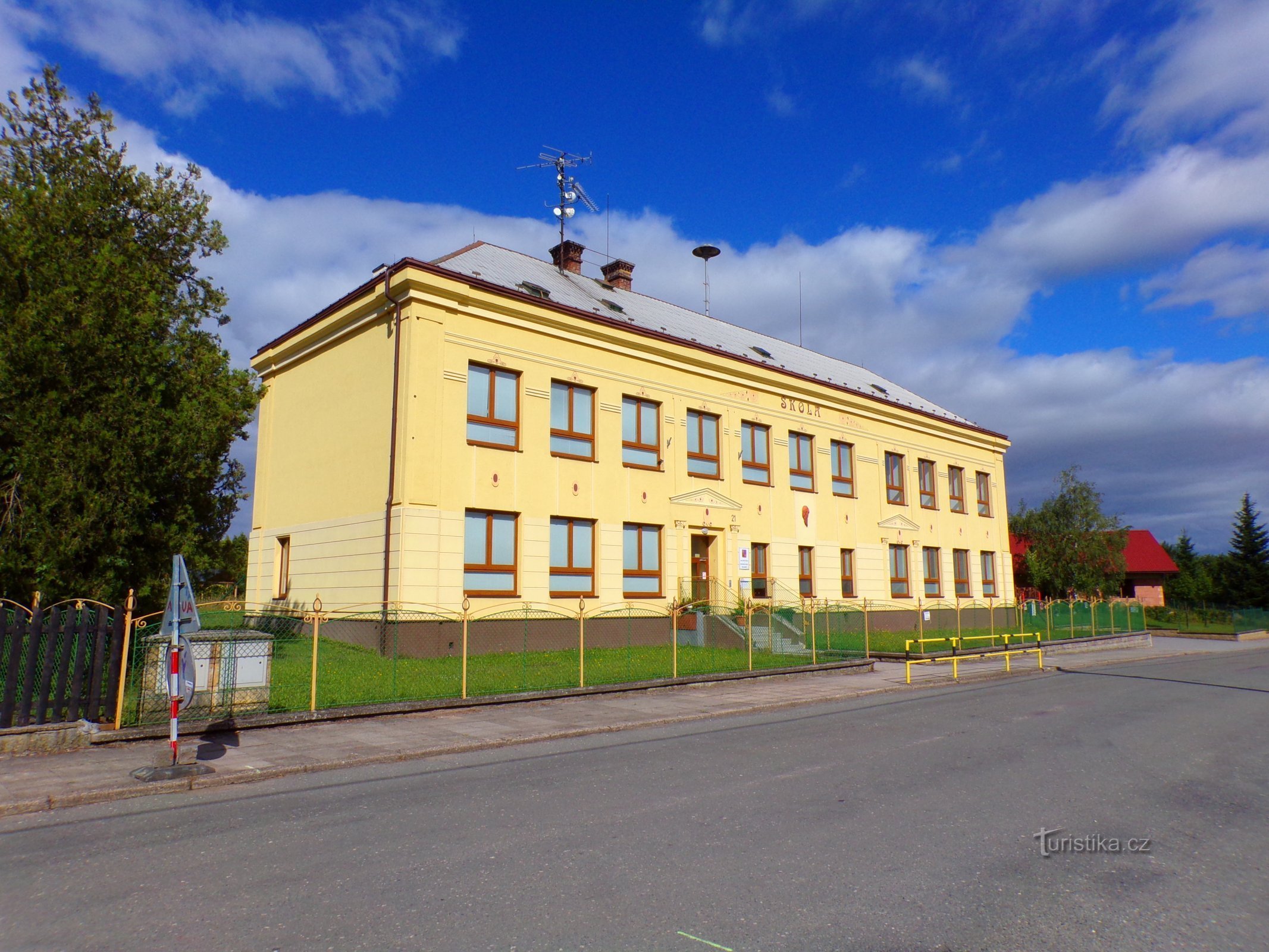 Škola (Bolehošť, 10.7.2022)