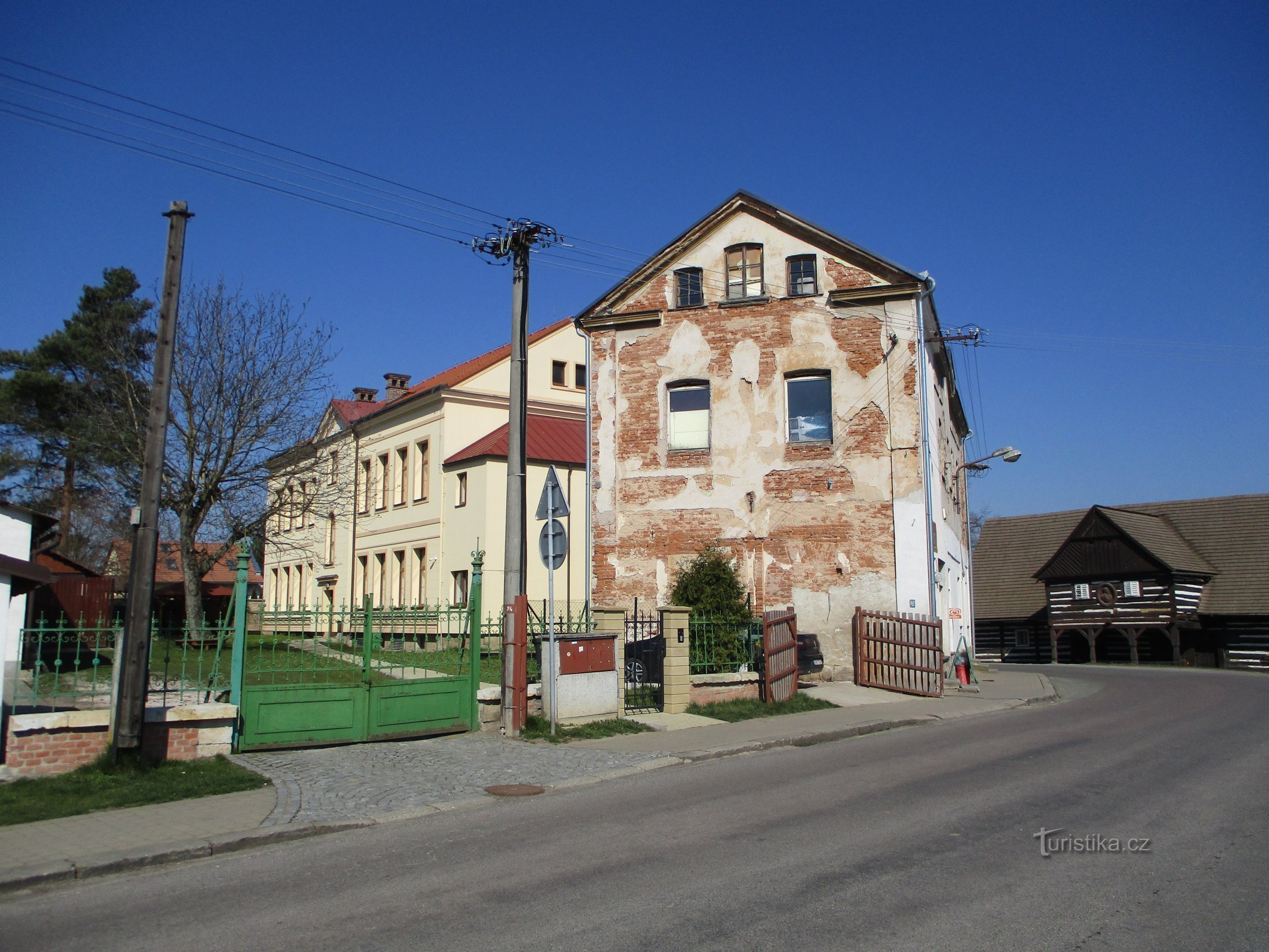 Skole nr. 4 og hus nr. 5 (Hoříněves, 2.4.2020. april XNUMX)