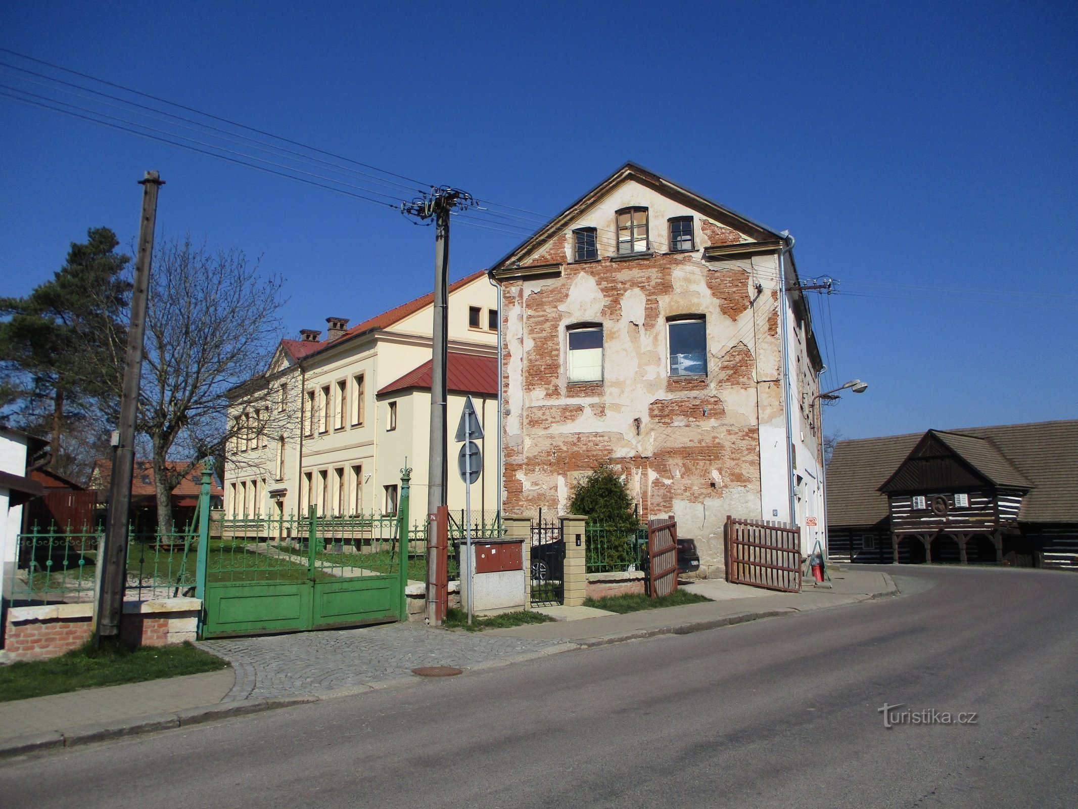 Schule Nr. 4 und Haus Nr. 5 (Hoříněves, 2.4.2020. April XNUMX)