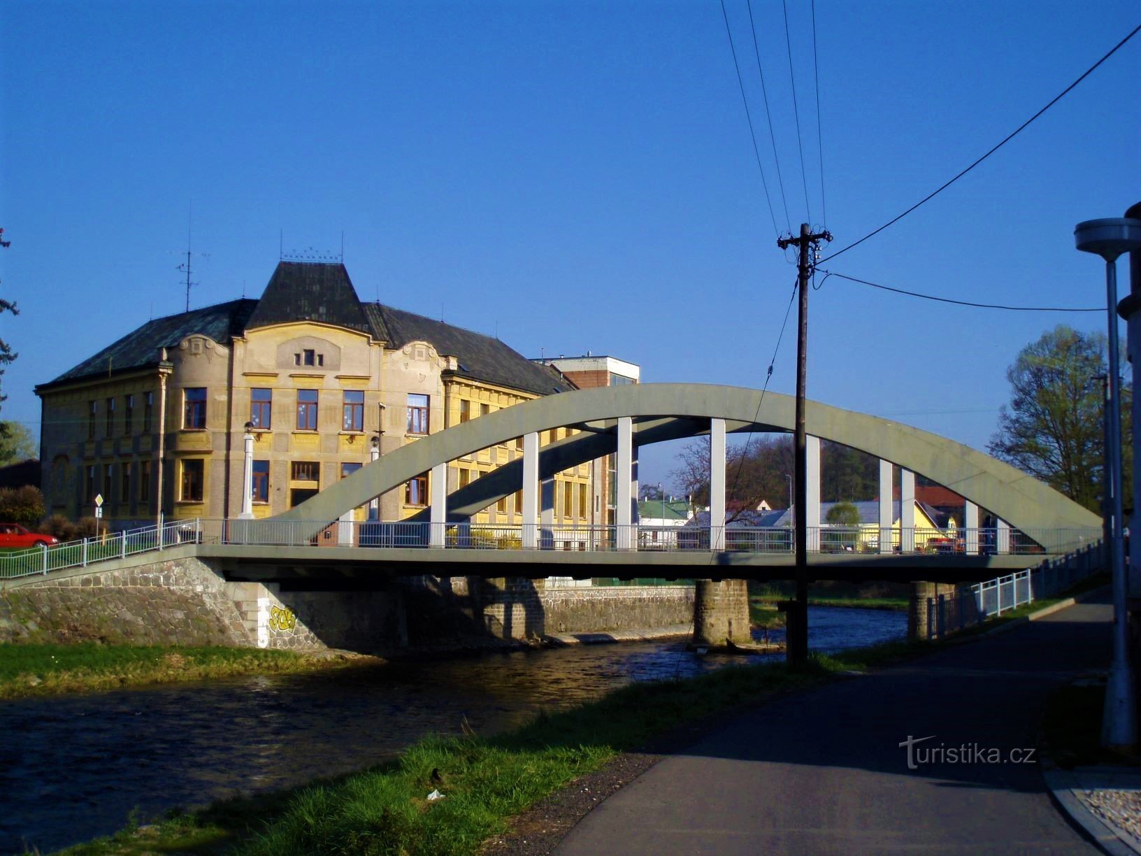 Škola čp. 52 a most přes Orlici (Doudleby nad Orlicí, 15.4.2009)
