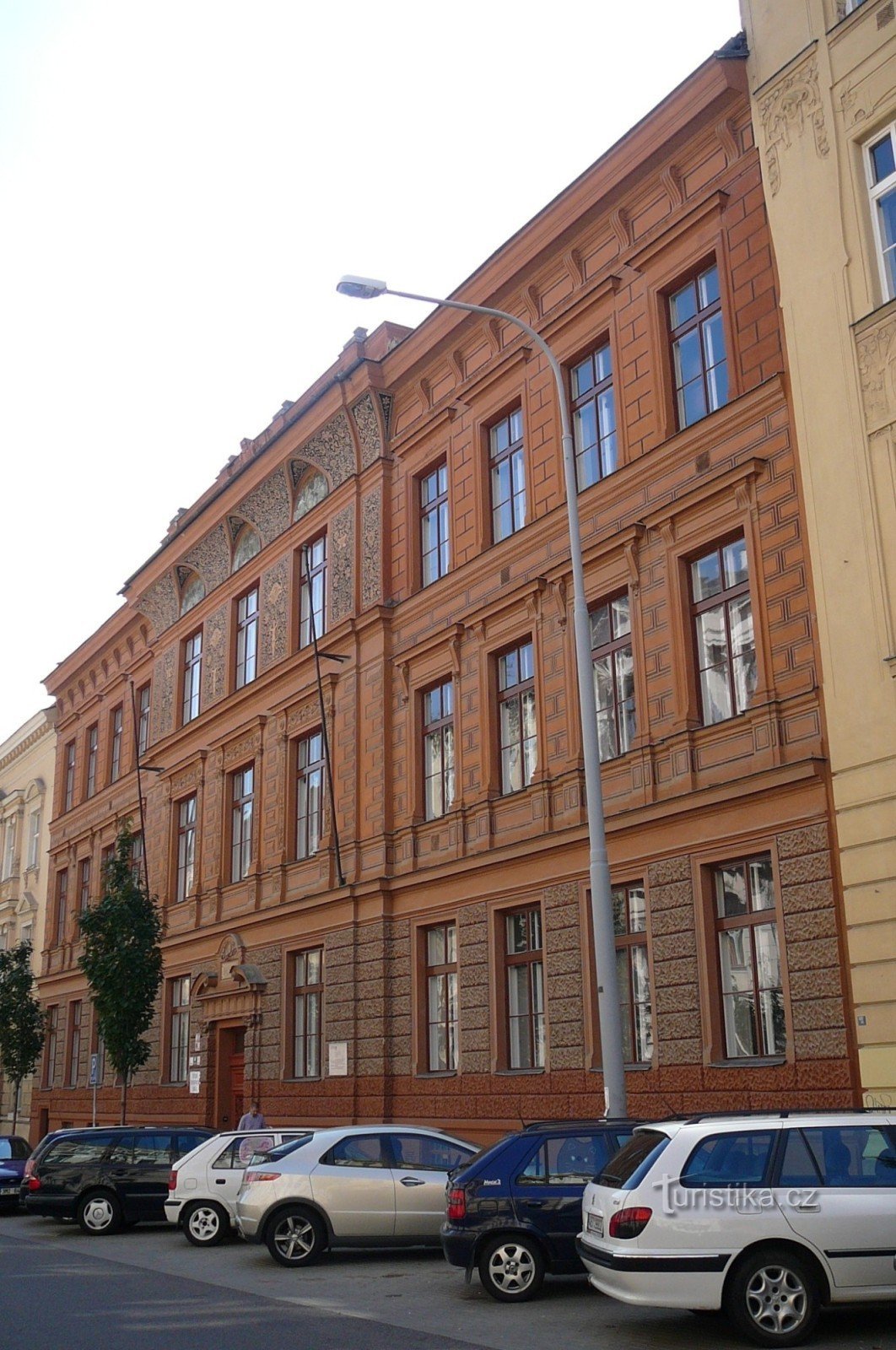 Szkoła przy Jaselská 7 autorstwa architekta Antonína Terbich