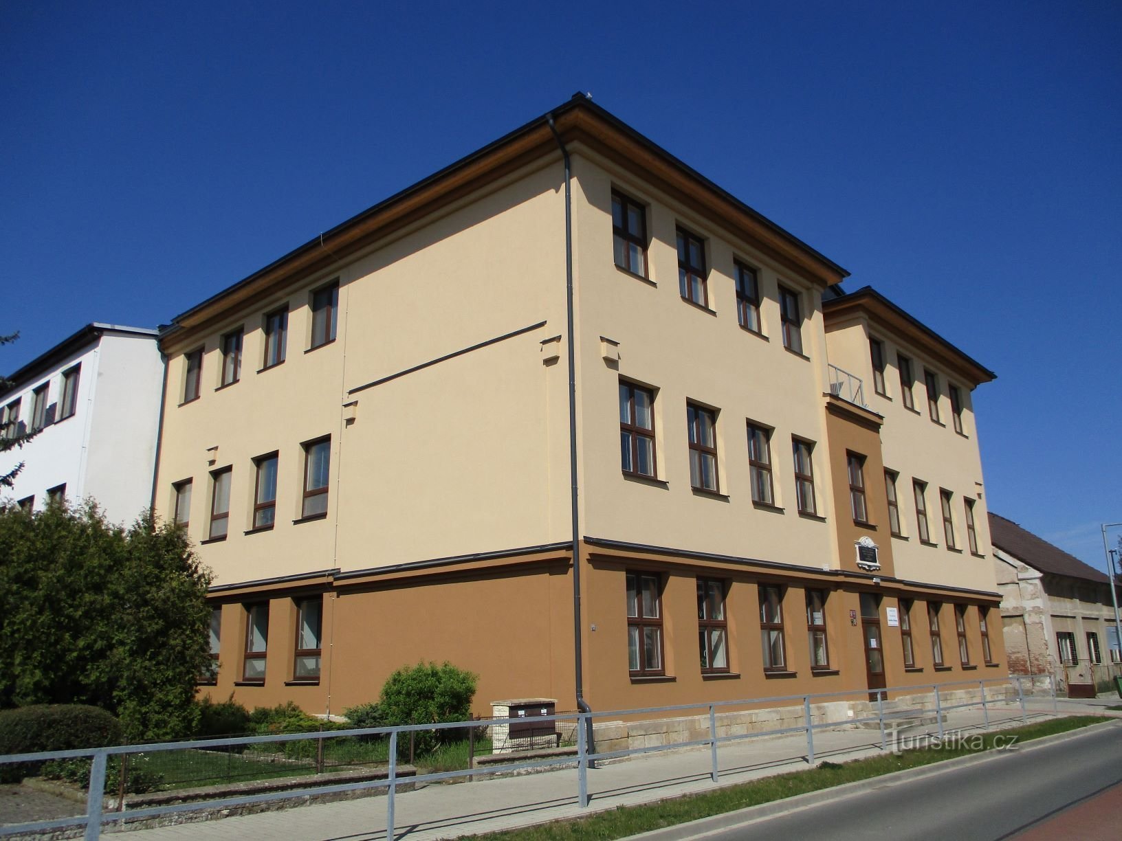 Школа після розширення (Ошице, 18.4.2020)
