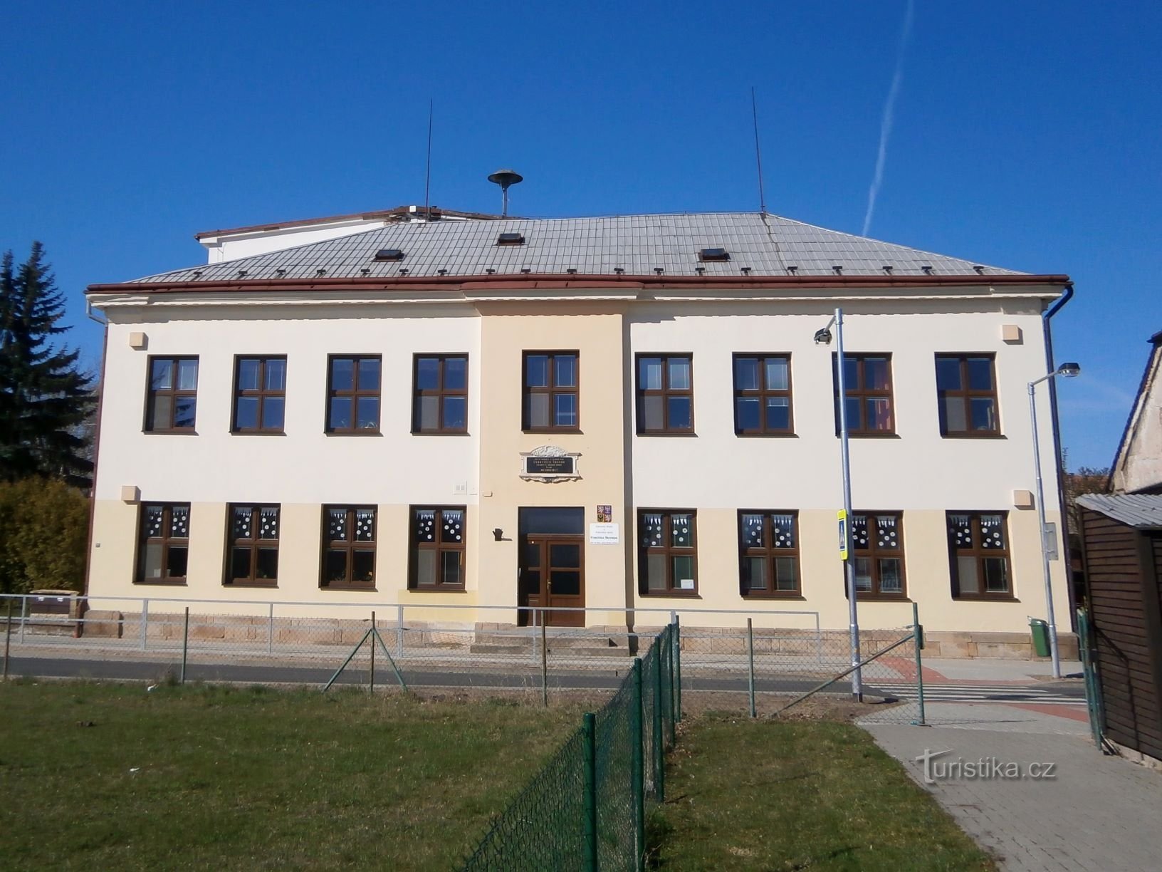 School vóór de uitbreiding (Osice, 26.3.2017)