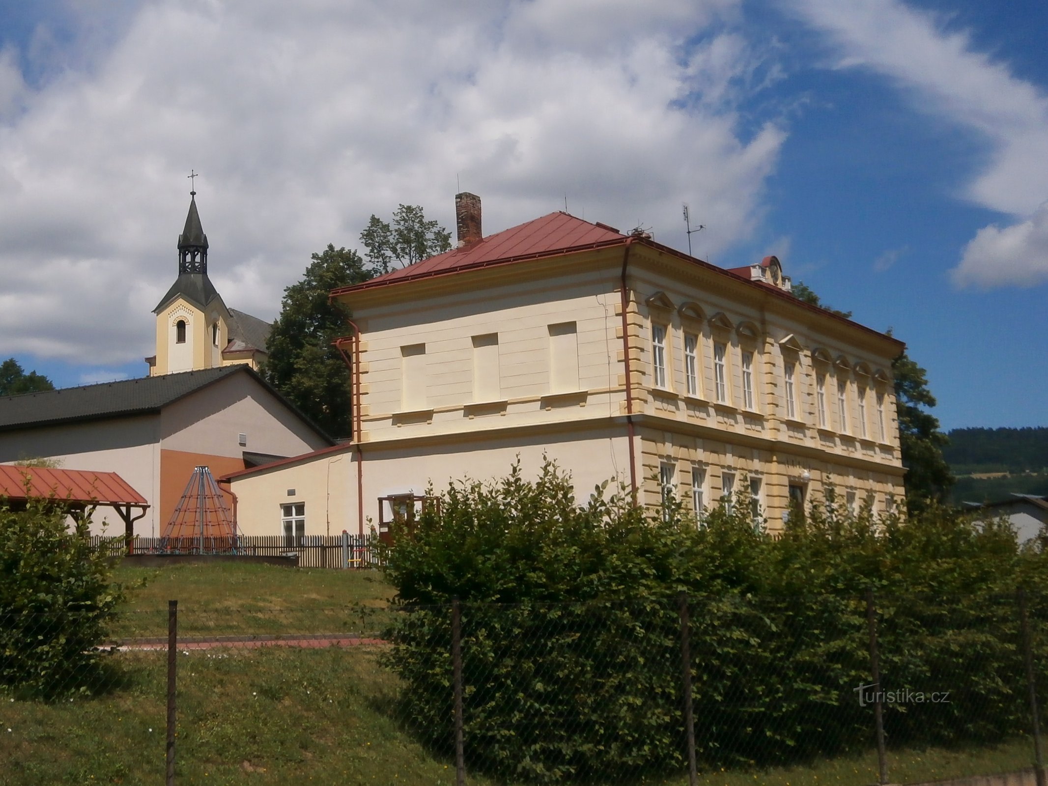 Schule mit Kirche im Hintergrund (Batňovice, 3.7.2017. Juli XNUMX)