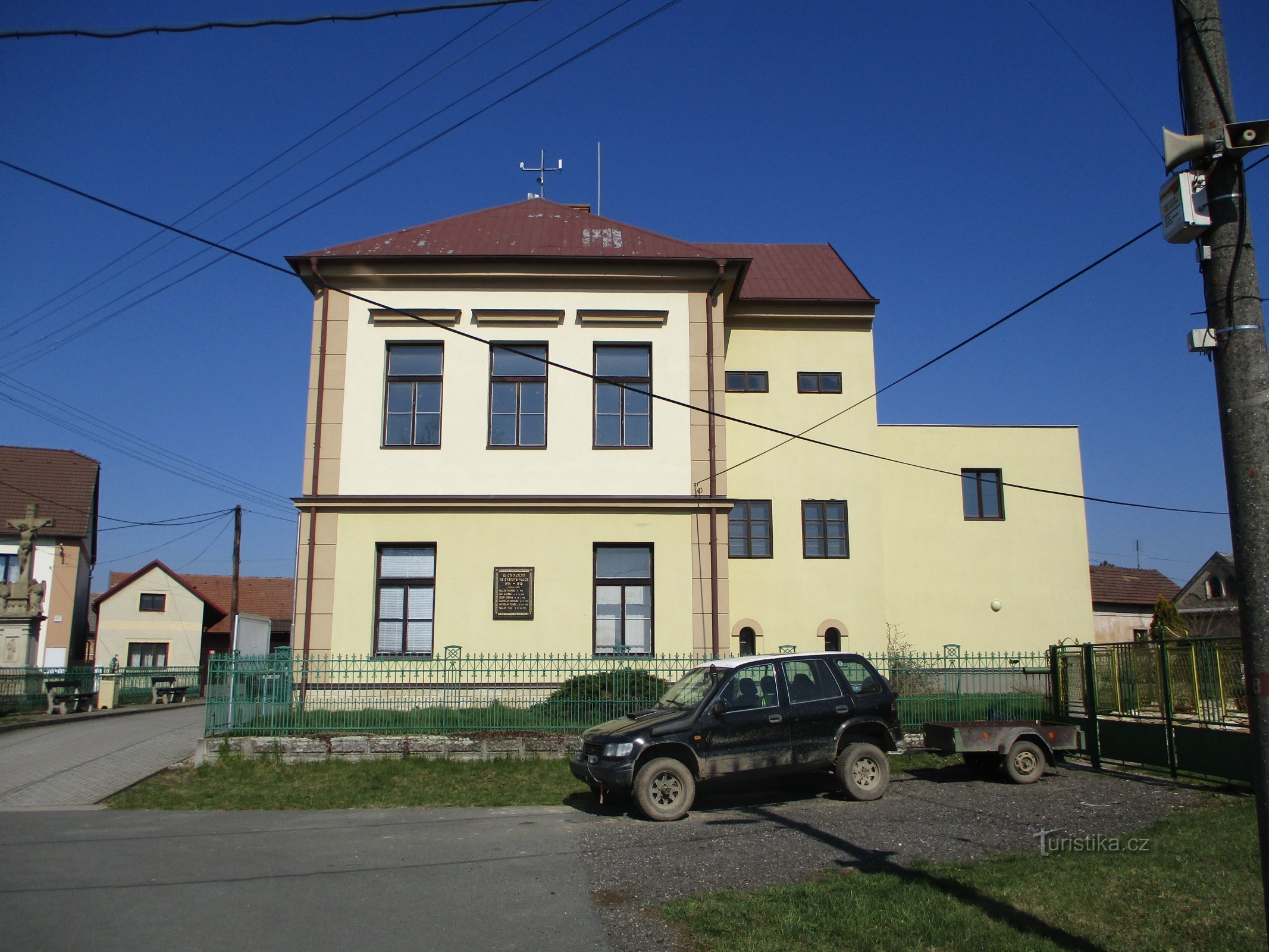 Escuela con extensión (Račice nad Trotinou, 2.4.2020 de abril de XNUMX)