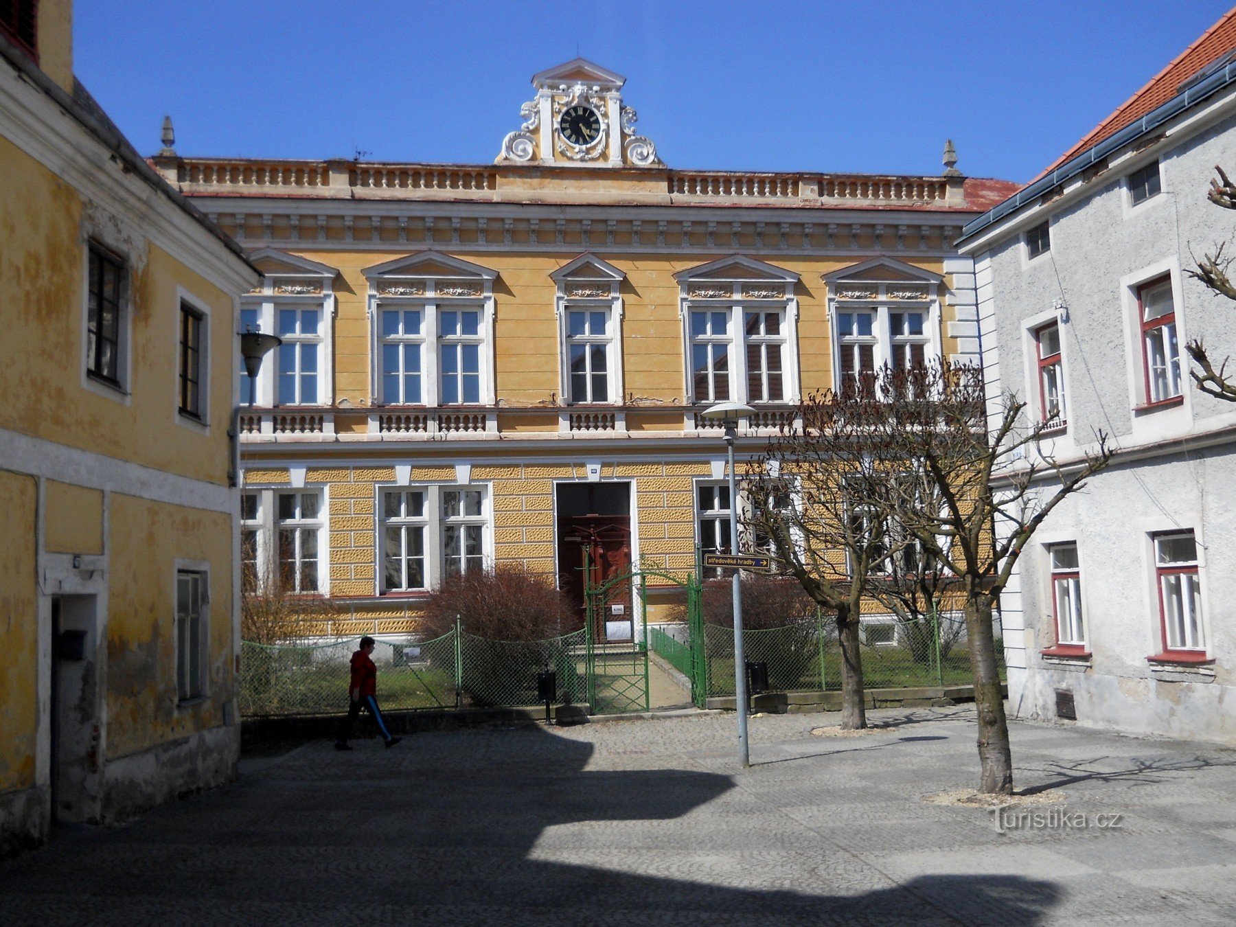 Schule im westlichen Teil des Platzes