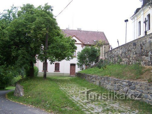 Schule neben der Kirche in Zubrnice