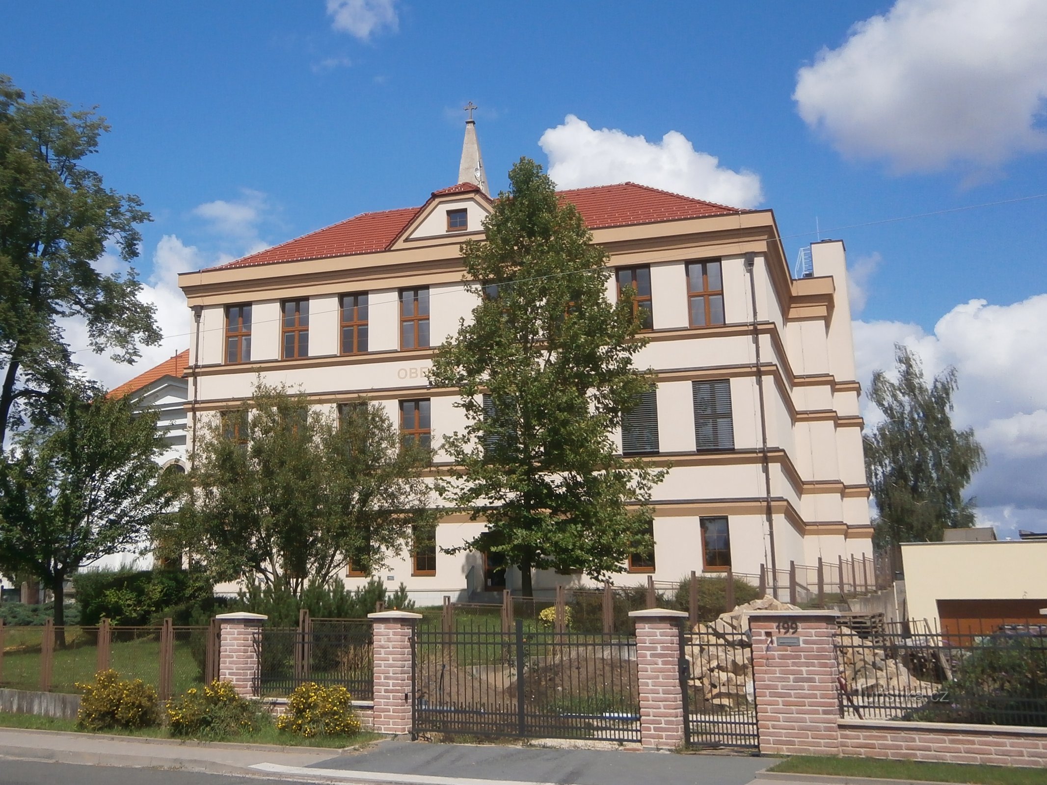 学校 (Všestary)