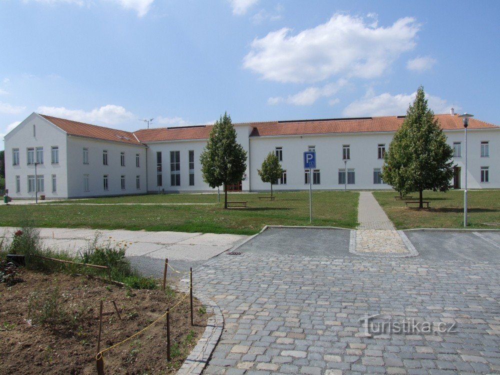 De school achter het Velehrad Huis van St. Cyrillus en Methodius