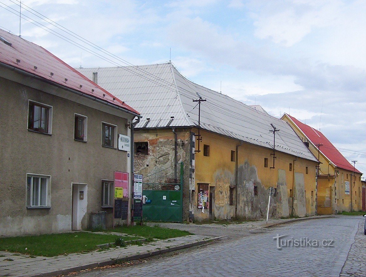 Tesoro-edifici della corte della fortezza dal villaggio-Foto: Ulrych Mir.