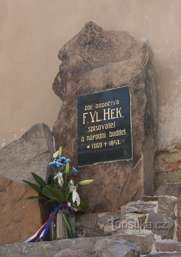 Skromný hrob u zvonice v Letohradě