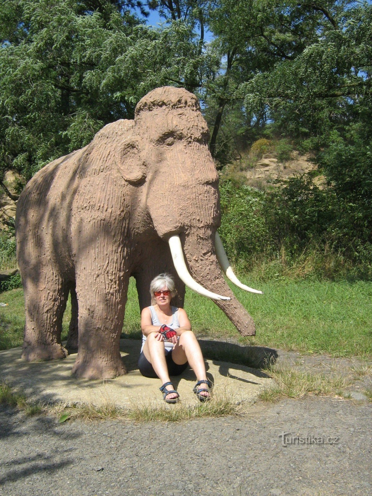 Eine Mammutskulptur auf dem Čekyňské-Hügel