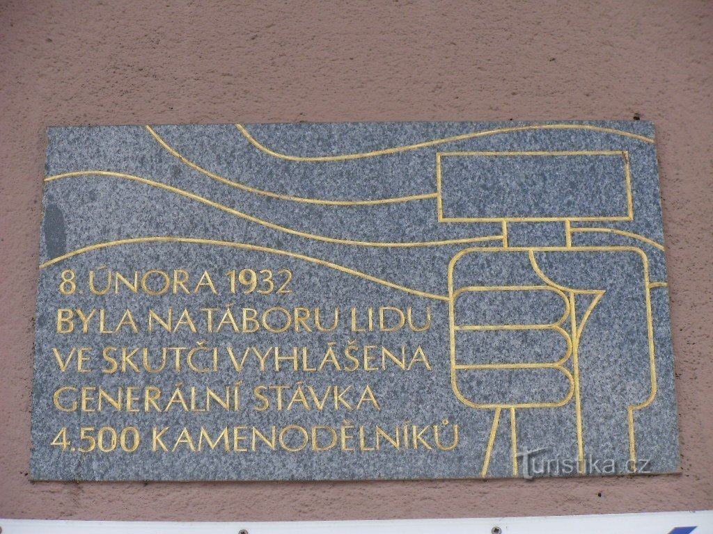Skuteč - gedenkplaat die de staking van de steenhouwers in 1932 aankondigt
