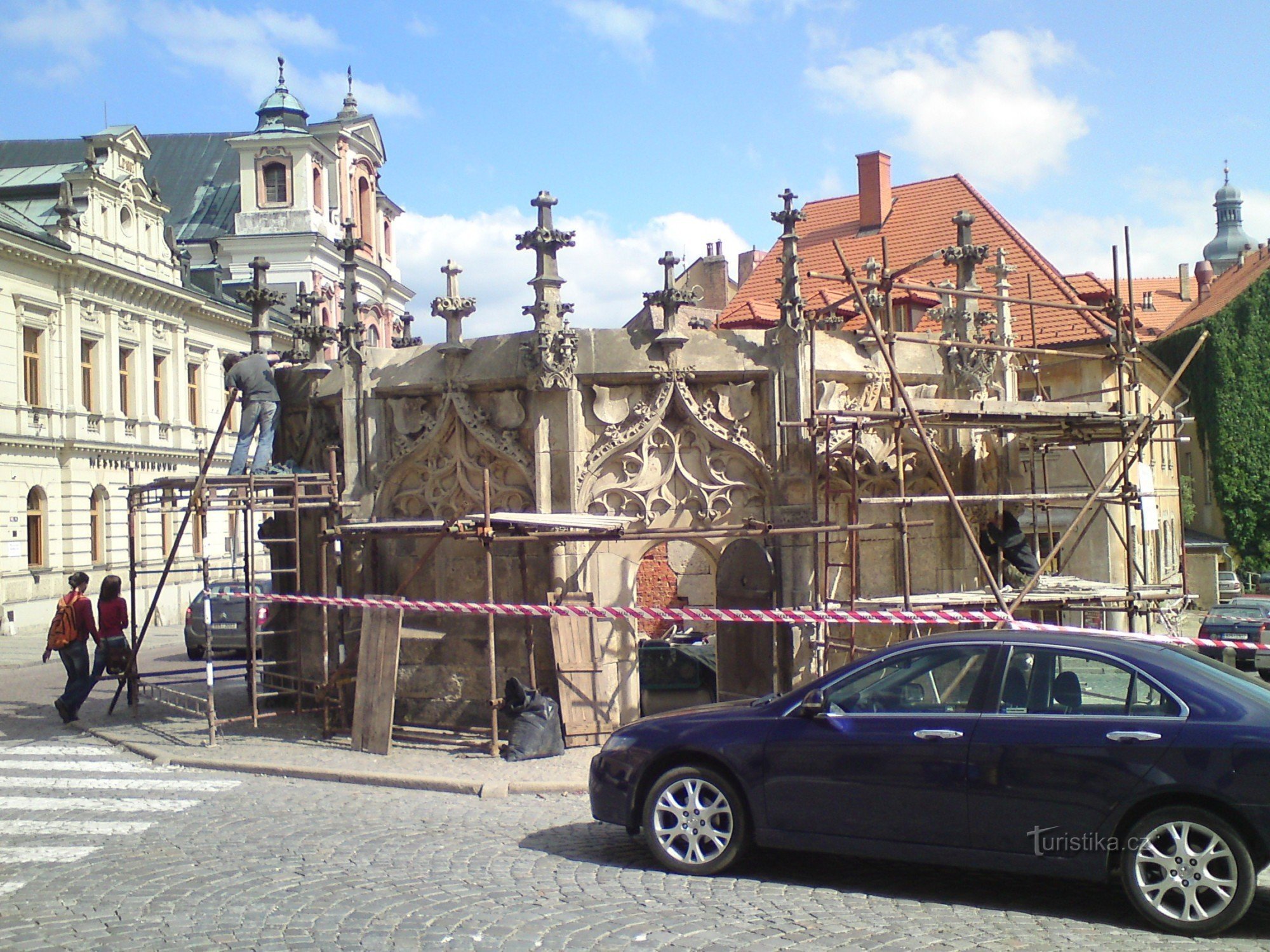 la magnifique fontaine en pierre, une œuvre gothique tardive richement décorée de Matěj Rejsk de 1495.