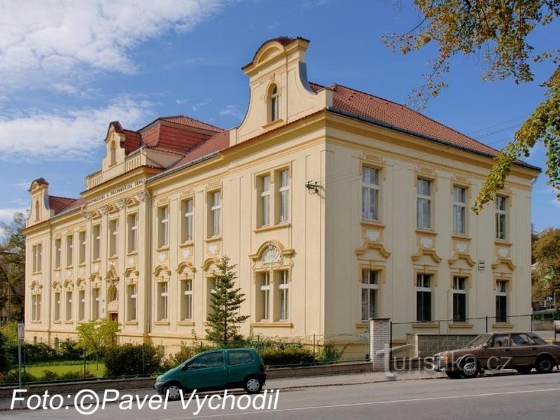 Slaný - Hlaváčkovo náměstí (talous- ja taloudenhoitokoulu, entinen piiriorpokoti