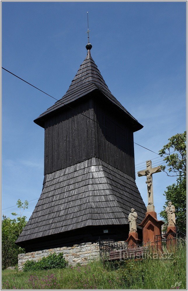 Slatina nad Úpou, campanario de madera