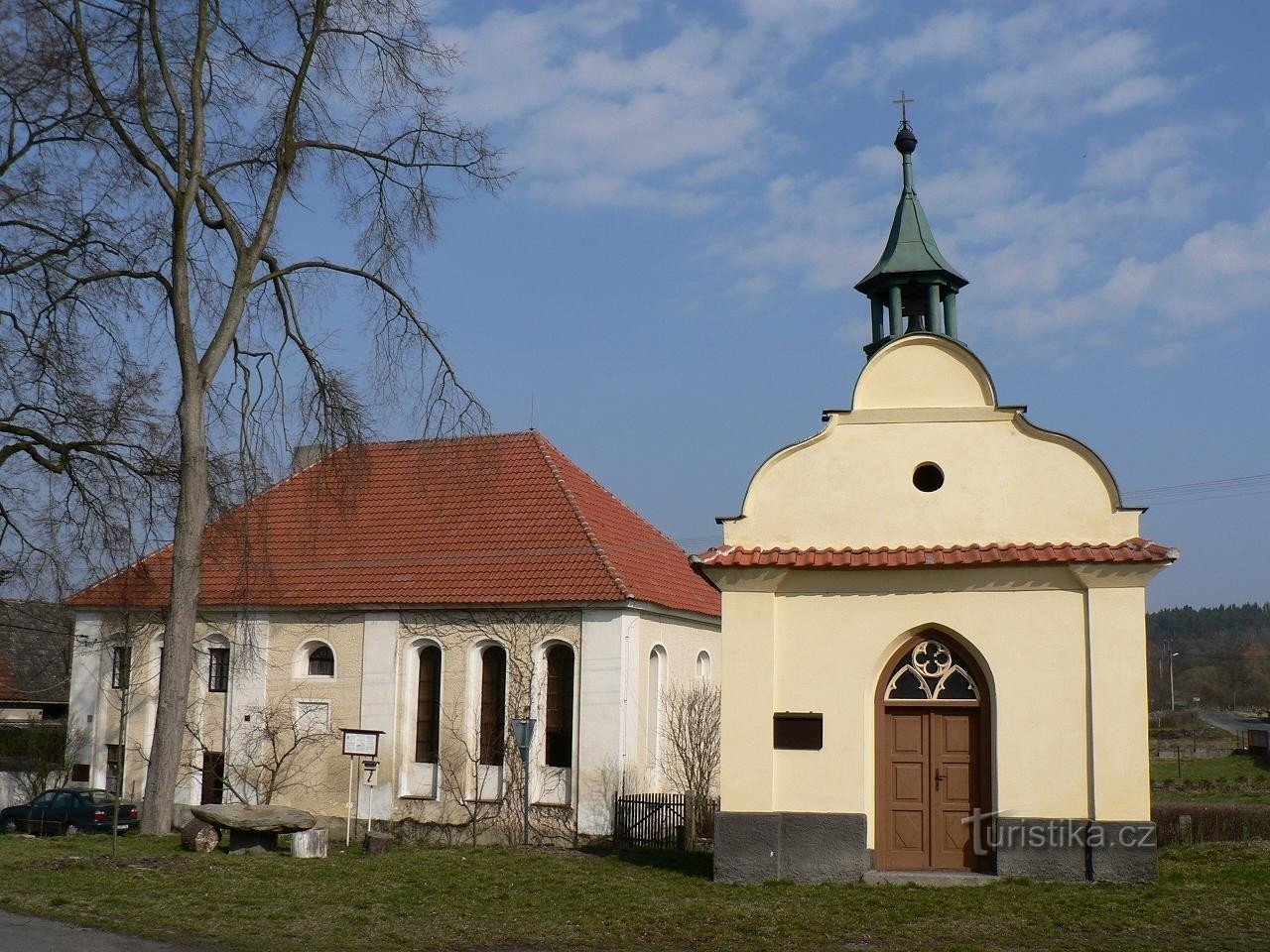 Barje, polpriklopnik s kapelo