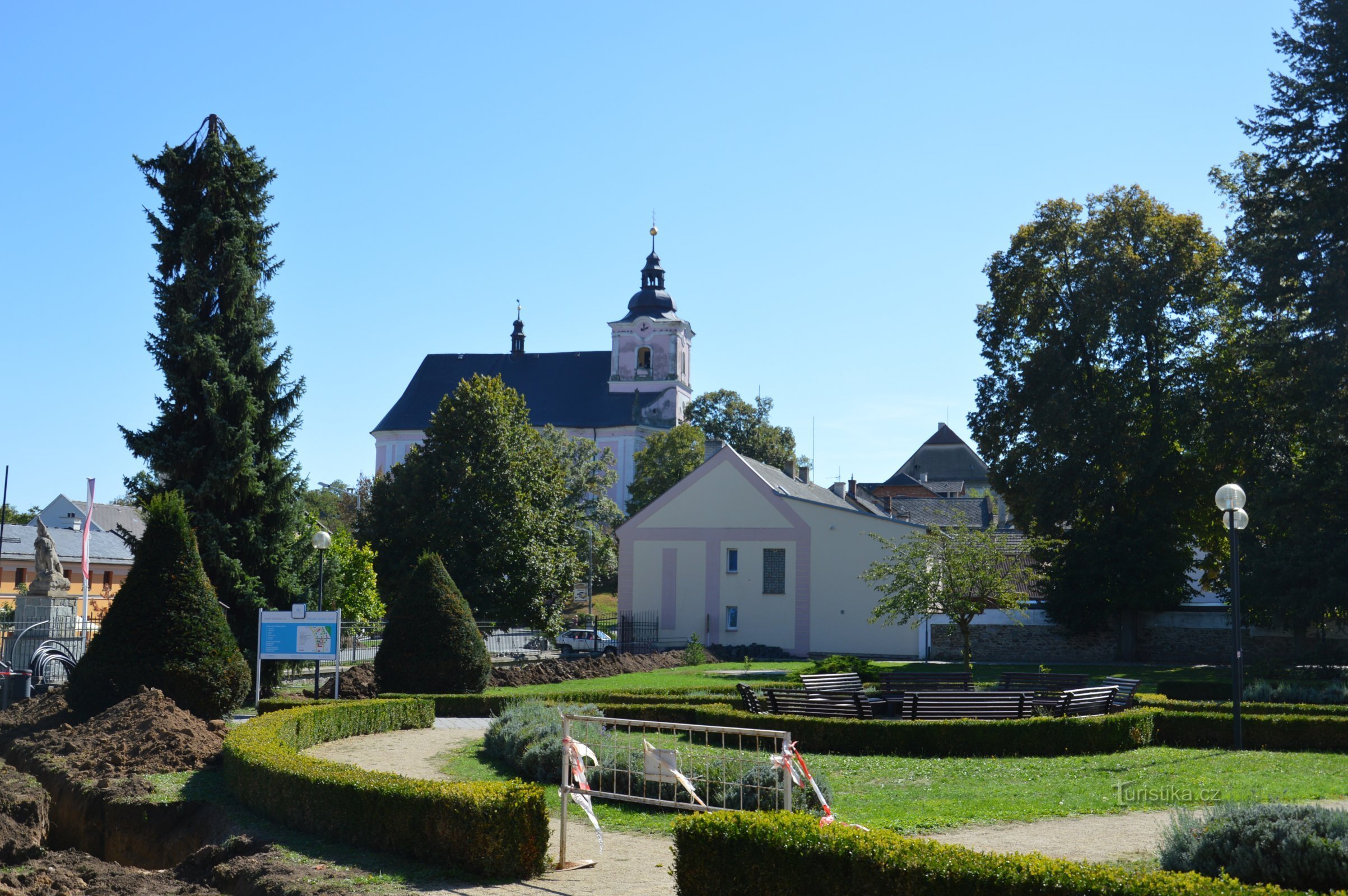 Slatinice, a Szűz Mária Mennybemenetele templom és a fürdő előtti park