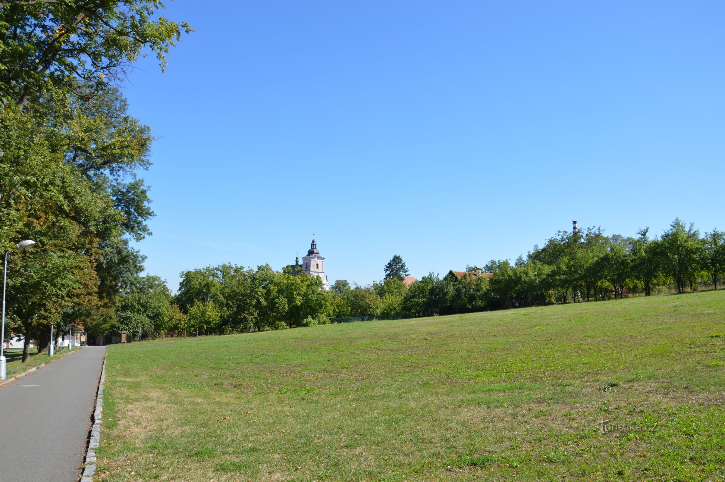 Slatinice - landschap met een kerk