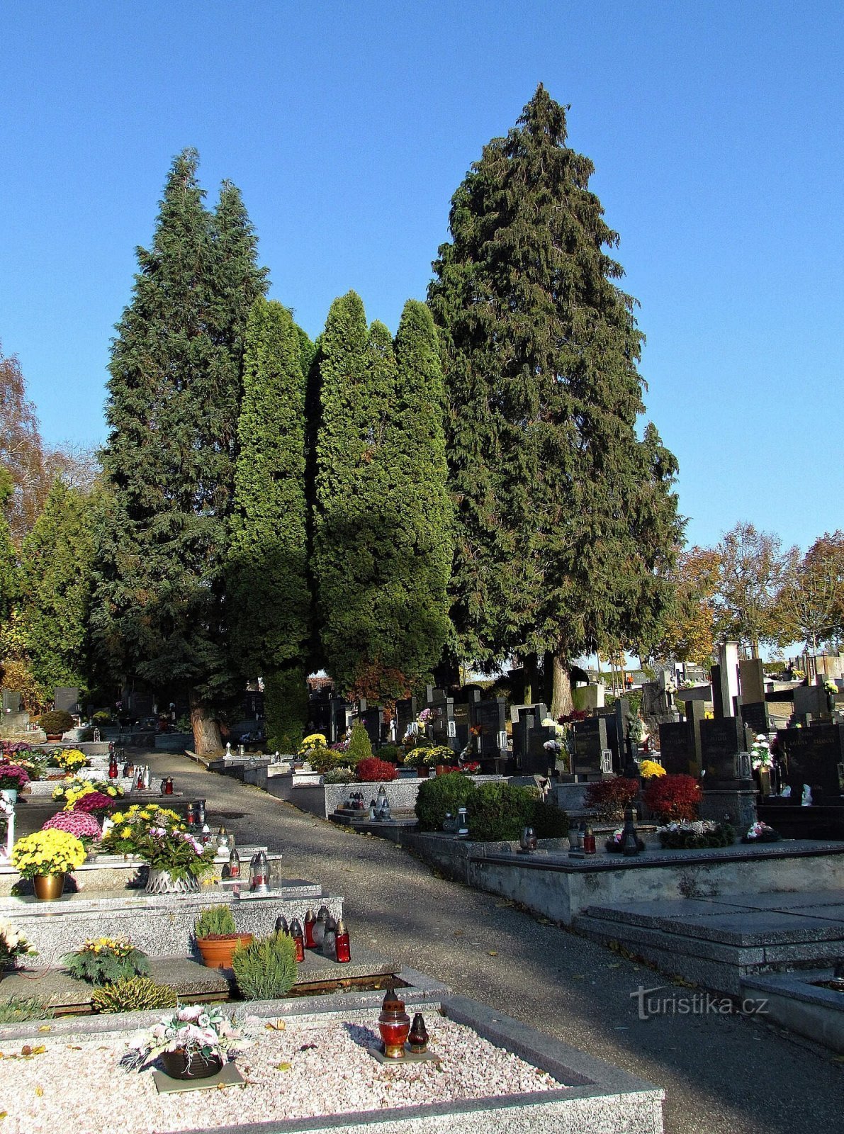 Cementerio de Slavičín y monumento a los aviadores estadounidenses