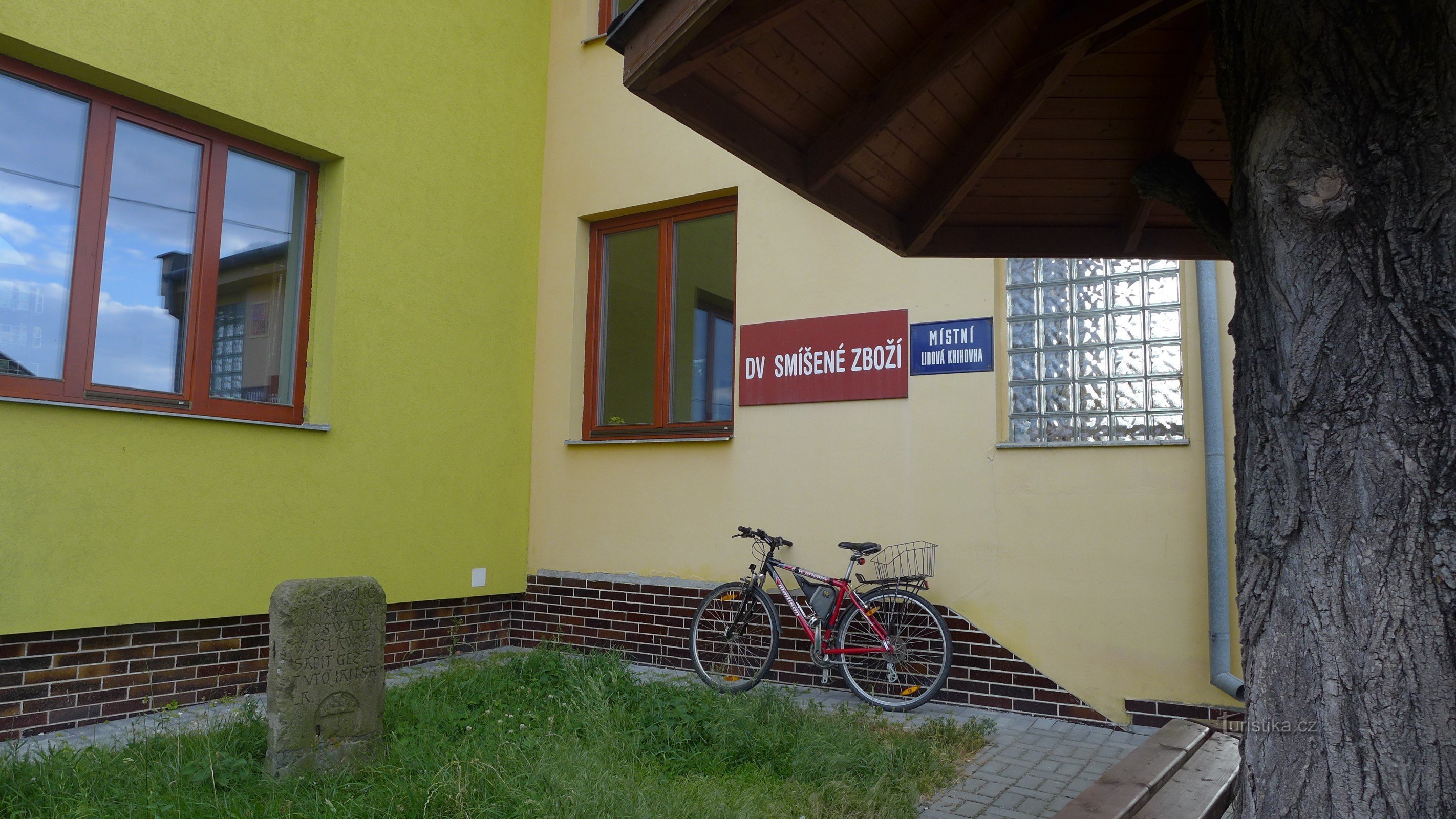 Slavičky - piedra de reconciliación frente a la oficina municipal