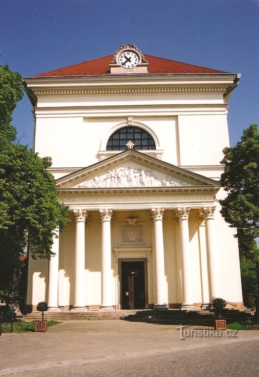 Slavkov - kirke