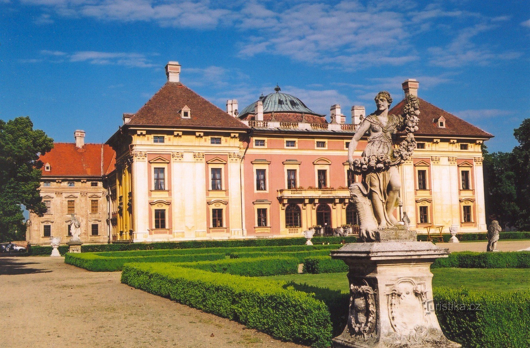 Slavkov u Brno - linna, puutarhan julkisivu puistosta