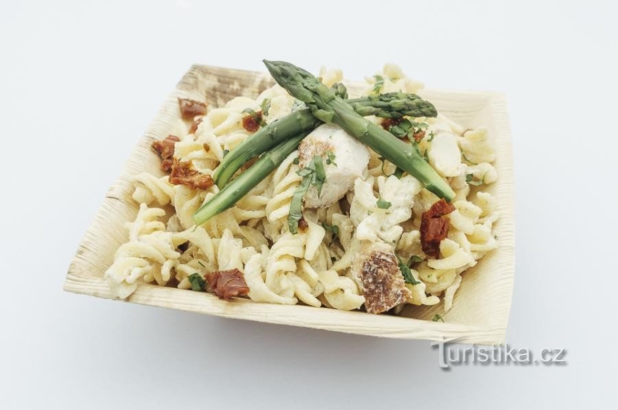 Asparagus Festival 2015 - Pasta salad with asparagus and chicken, restaurant Mosillana