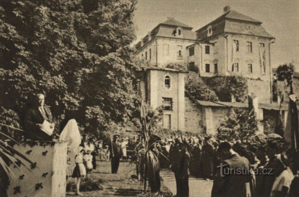 Урочисте відкриття погруддя Вілему Длаболі в 1937 році