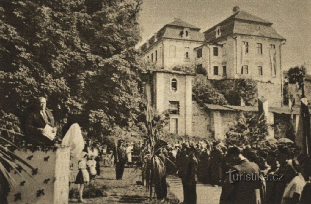 Inauguración ceremonial del busto de Vilém Dlabola en 1937