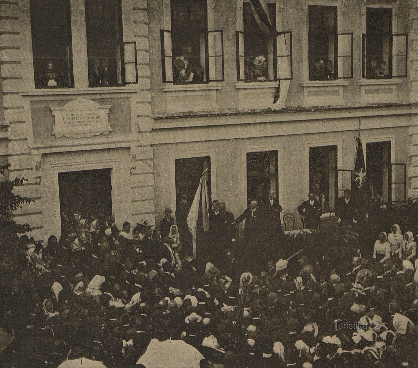 Slovesno odkritje spominske plošče Františku Škroupu v Osicah leta 1901