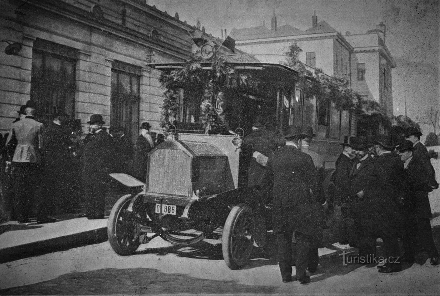 Slavnostní zahájení jízdy na první meziměstské autobusové lince v Čechách (1908)