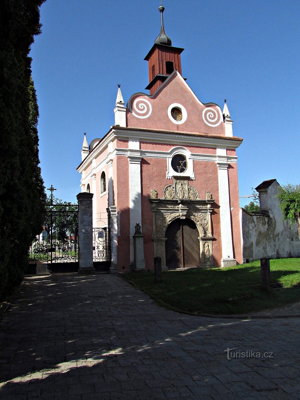 Slavonice - Szent Kereszt temetői temploma