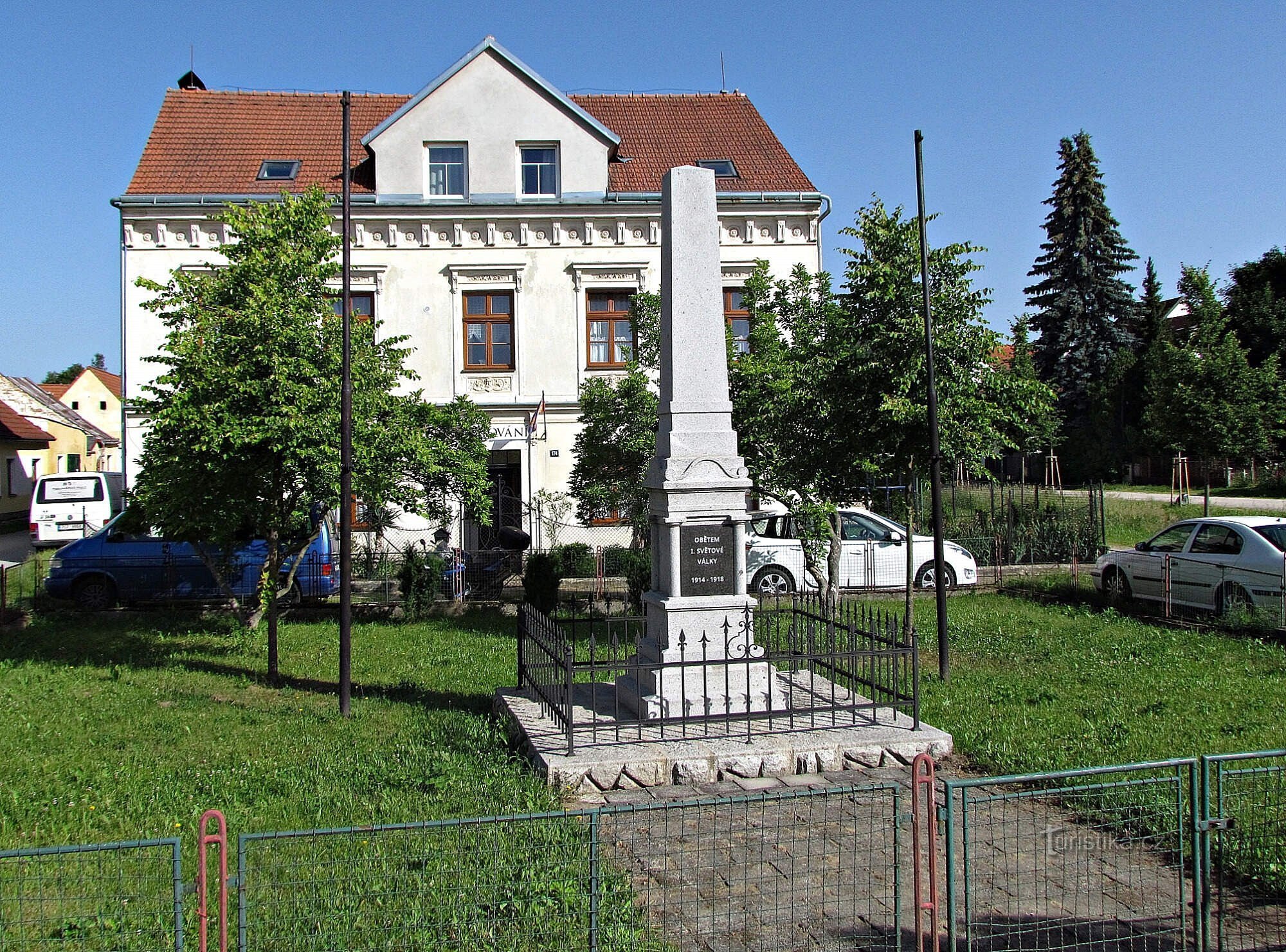 Slavonice - pomník Rudé armádě a pomník 9.května