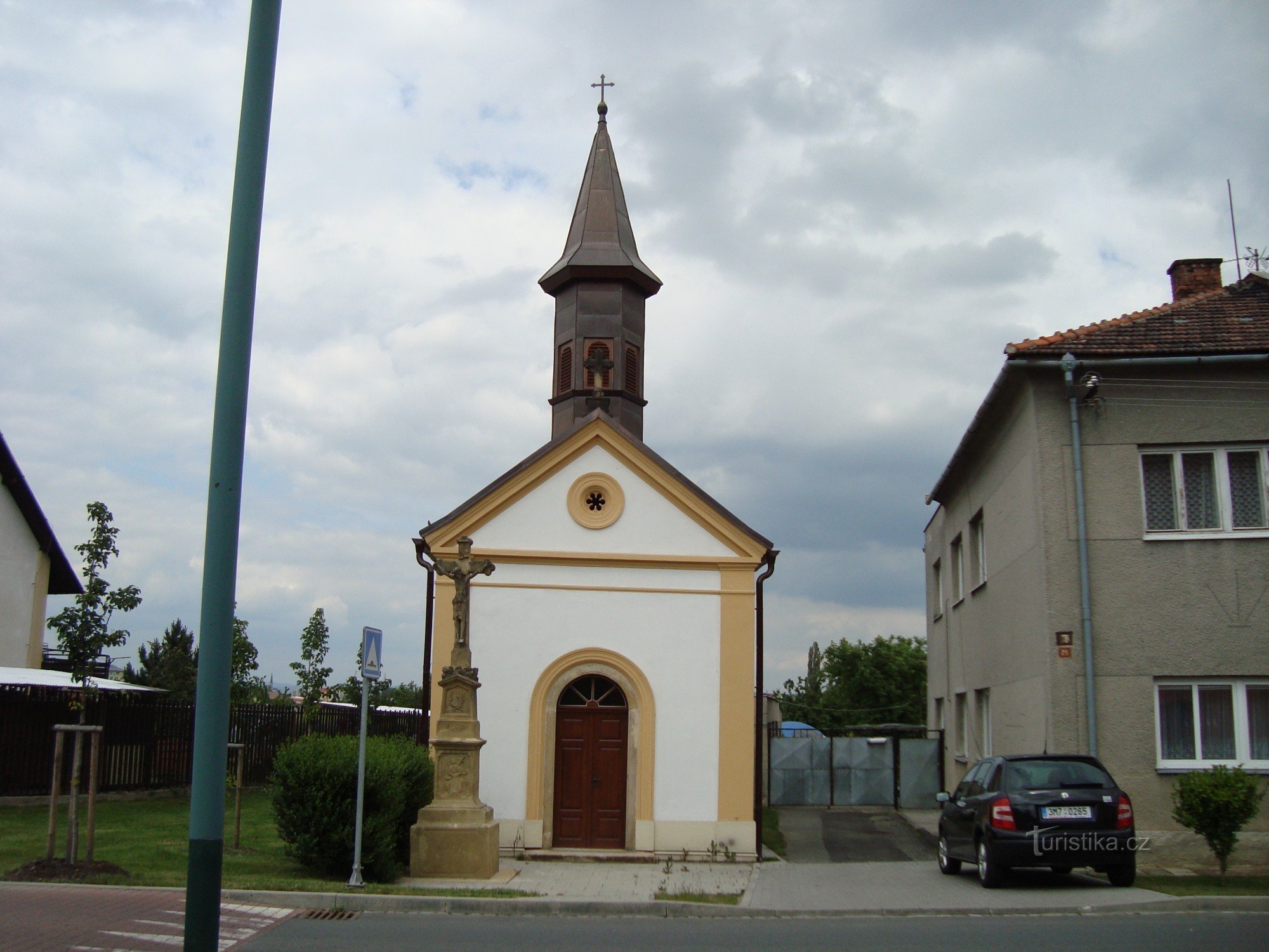 Slavonín-Kyselov-kapel van St. Johannes de Doper uit 1875 en stenen kruis uit 1836 - Foto: Ulrych Mir.