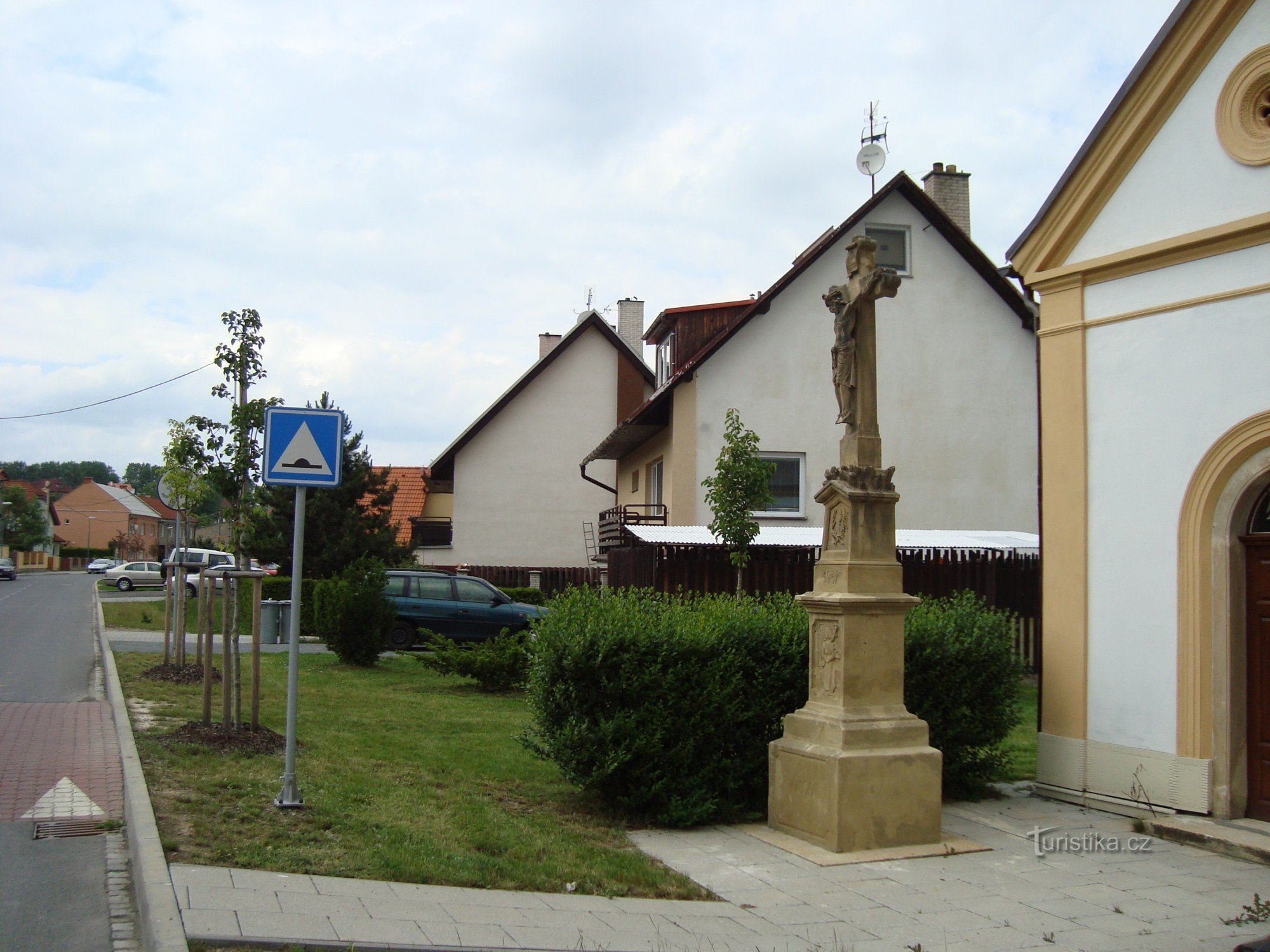 Slavonín-Kyselov-kapel van St. Johannes de Doper uit 1875 en stenen kruis uit 1836 - Foto: Ulrych Mir.