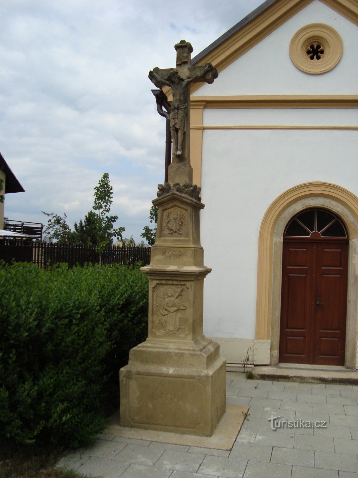 Slavonín-Kyselov-kapel van St. Johannes de Doper uit 1875 en stenen kruis uit 1836 - Foto: Ulrych Mir.