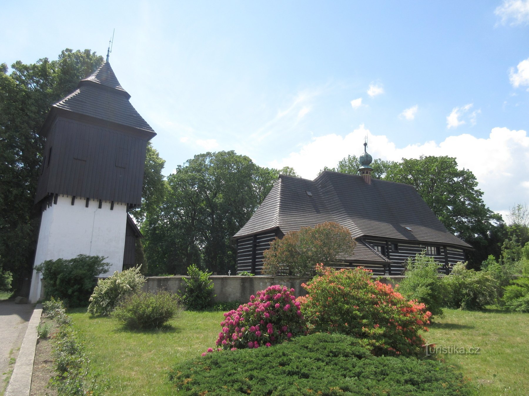 Slavoňov - drewniany kościół św. Jan Chrzciciel z dzwonnicą