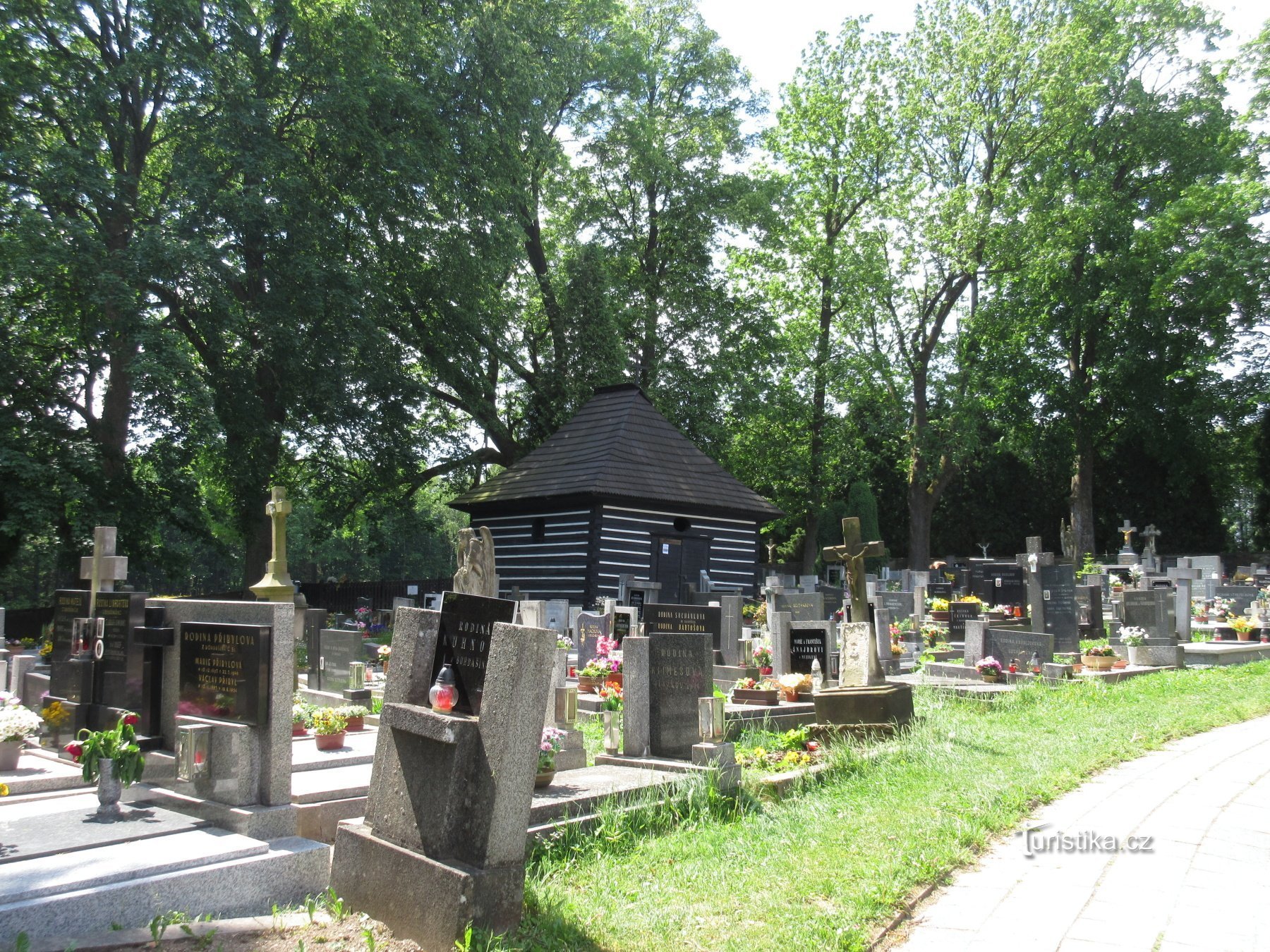 Slavoňov - houten kerk van St. Johannes de Doper met het belfort