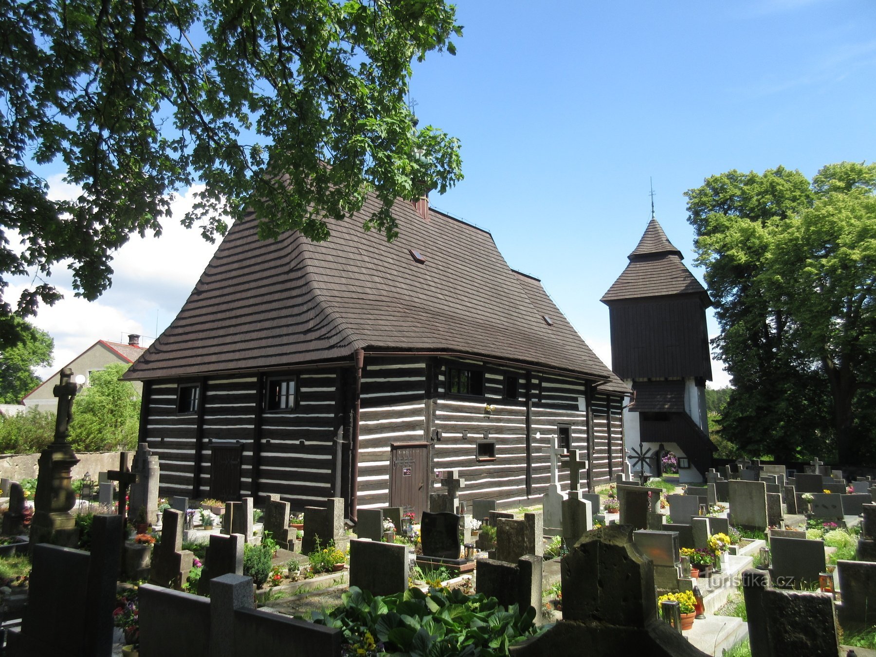 Slavoňov - église en bois de St. Jean-Baptiste avec le beffroi